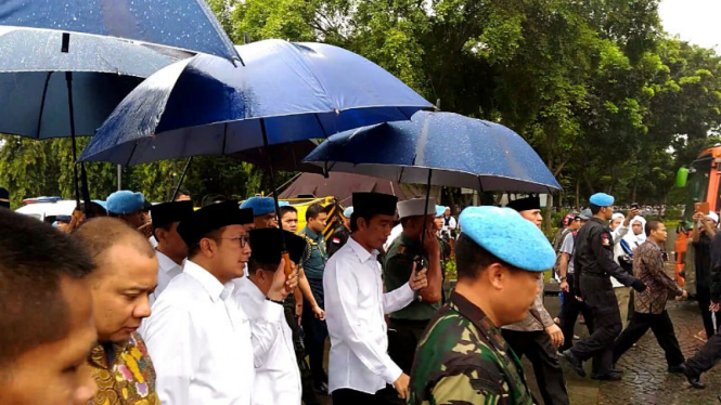 Presiden Jokowi dan Wapres JK salat Jumat bersama peserta aksi 212