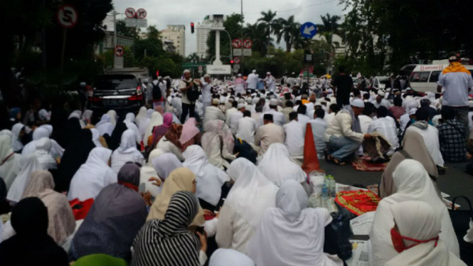 Suasana salat Jumat di seputar Monas