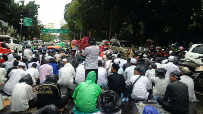 Peserta aksi 212 salat Jumat di Jalan MH Thamrin Jakarta