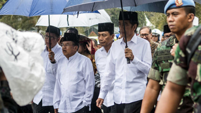 Presiden Jokowi hadiri salat Jumat saat Aksi Damai 212 di Monas.