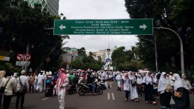 Massa aksi super damai 212 di kawasan Thamrin, Jakarta Pusat.