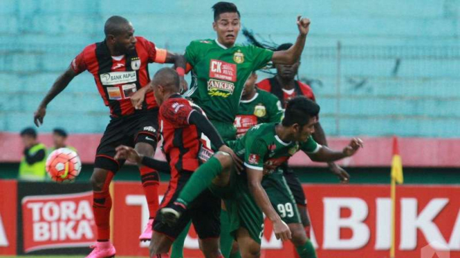 Pertandingan Bhayangkara FC melawan Persipura Jayapura