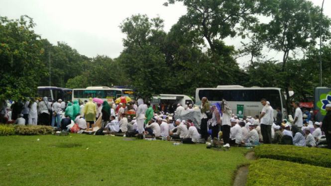 Peserta aksi 212 tak berani injak rumput taman Jakarta