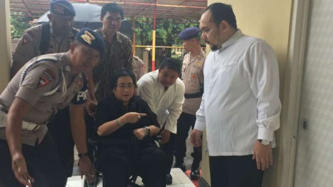 Rachmawati Soekarnoputri saat ditangkap karena dituduh makar.