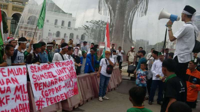 Massa HTI di Bawah Guyuran Hujan di Malang
