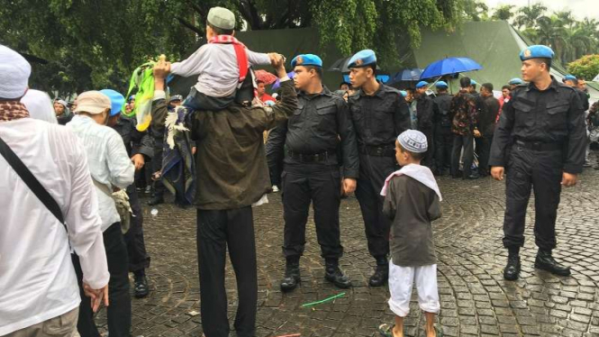 Haikal saat digendong ayahnya di Monas, Jakarta.