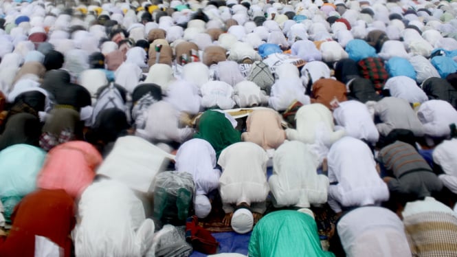 Shalat Jumat Dibawah Guyuran Hujan di Monas