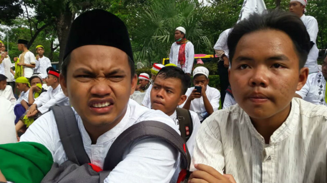 Syarif (pakai peci hitam), warga Ciamis berjalan kaki ke Jakarta