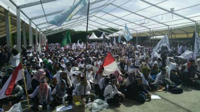 Ribuan orang mengikuti kegiatan unjuk rasa bertajuk Aksi Bela Islam III di Makassar, Sulawesi Selatan, pada Jumat, 2 Desember.