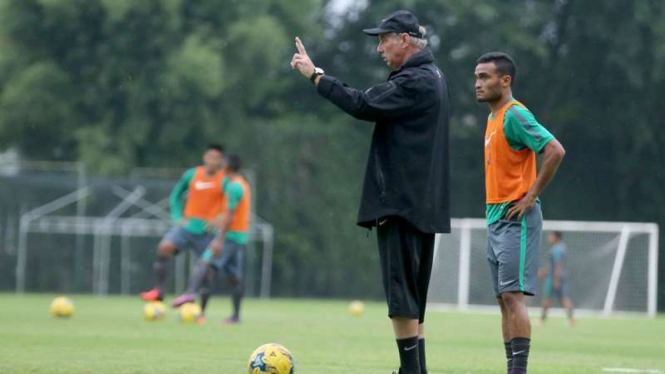 Pelatih Timnas Indonesia, Alfred Riedl (kiri) dan Rizky Pora (kanan)