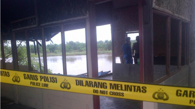 Bangunan kantin dan kantor Polair Polda DIY roboh diterjang banjir.