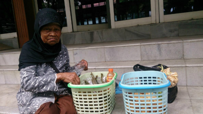 Mak Eni, nenek yang berjualan gorengan selama 55 tahun di Gedung Pendopo Garut.