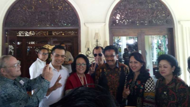 Calon Wakil Gubernur petahana DKI Jakarta, Djarot Saiful Hidayat (tengah).