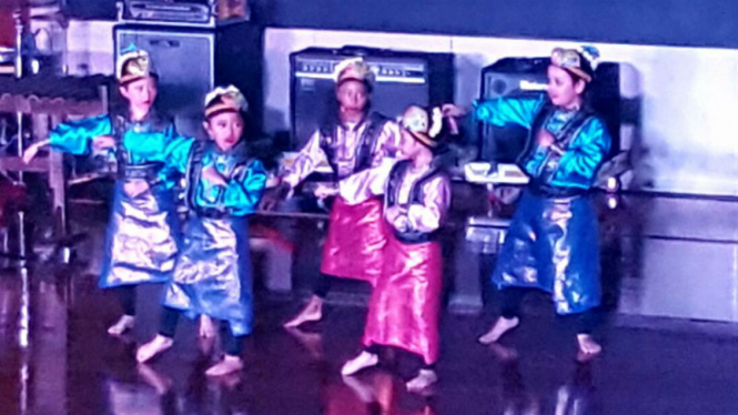 Sekolah Cikal mempersembahkan beberapa tarian tradisional.
