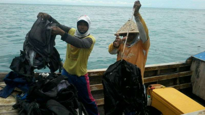 Nelayan temukan barang-barang yang diguga berasal dari pesawat Polri