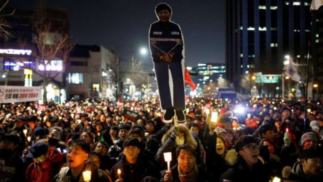 Ratusan ribu warga Korea Selatan berdemo menuntut mundurnya presiden.