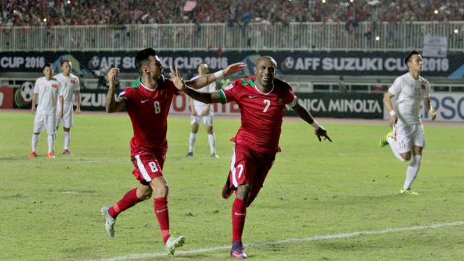 Striker Timnas Indonesia, Boaz Solossa, usai cetak gol penalti ke gawang Vietnam.