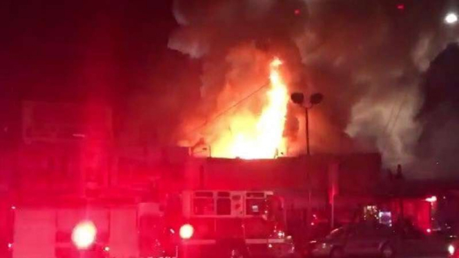 Api berkobar membakar sebuah rumah studio di Oakland, California.