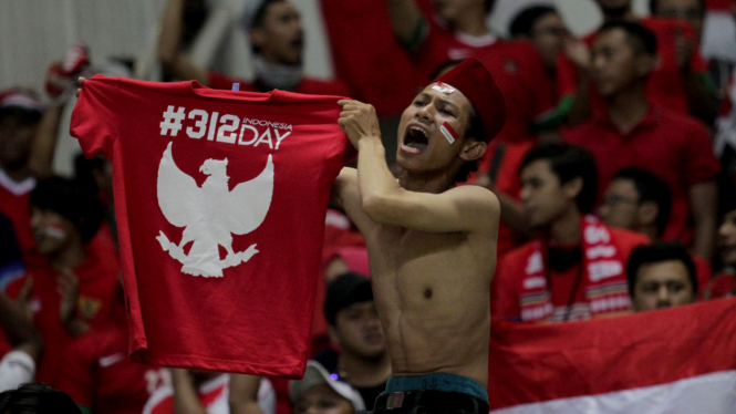 Aksi Suporter Indonesia di Semi Final AFF