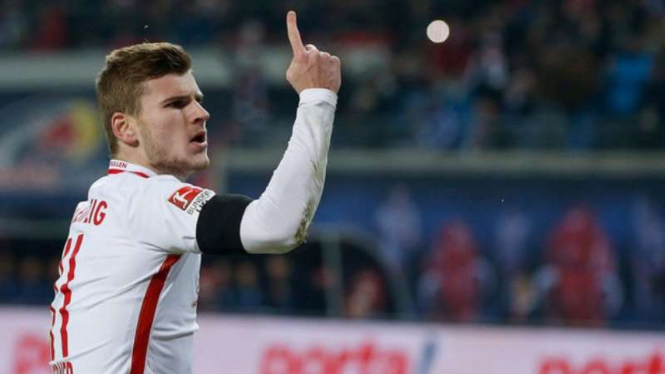 Striker RB Leipzig, Timo Werner rayakan gol.