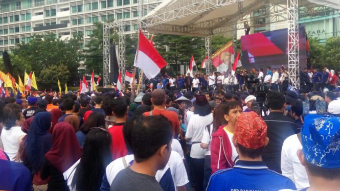 Massa Aksi Kita Indonesia pakai baju partai politik, Minggu, 4 Desember 2016.