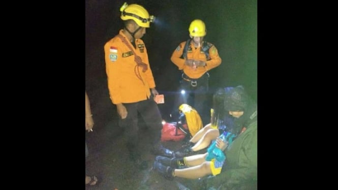 Tim SAR saat mengevakuasi mahasiswa Politeknik Negeri Manado 