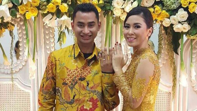 Pebulutangkis nasional, Tommy Sugiarto bersama istri.