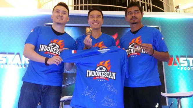 Bintang sepakbola Indonesia, Arthur Irawan (tengah) & Bambang Pamungkas (kanan)