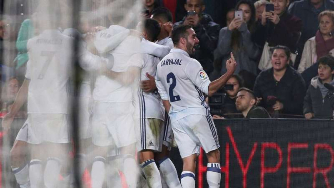 Bek Real Madrid, Dani Carvajal acungkan jari tengah