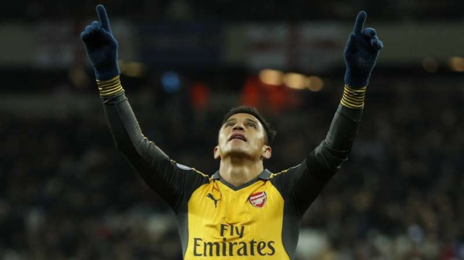Penyerang Arsenal, Alexis Sanchez, melakukan selebrasi usai mencetak gol.