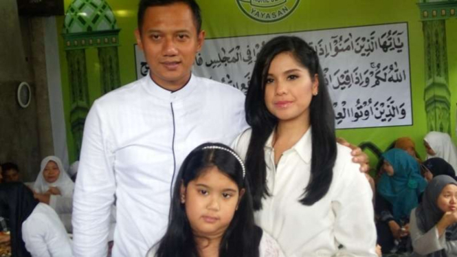 Annisa Pohan dan Agus Yudhoyono dengan buah hatinya
