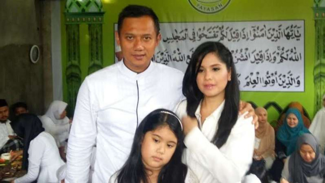 Annisa Pohan dan Agus Yudhoyono dengan buah hatinya