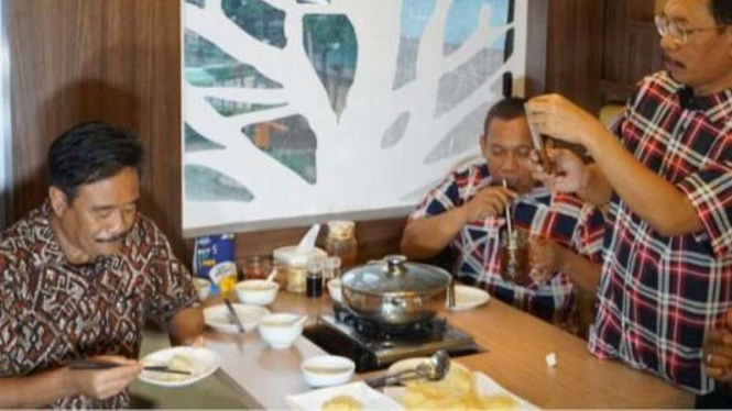 Djarot Saiful Hidayat (kiri) makan singkong pakai sumpit.