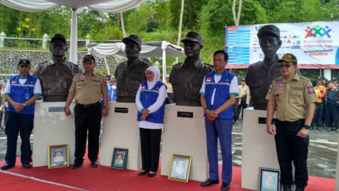 Menteri Sosial, Khofifah Indar Parawansa (ketiga dari kanan), meresmikan penempatan patung-patung relawan Tagana di Museum Gunung Merapi, Sleman, pada Minggu, 5 Desember 2016.