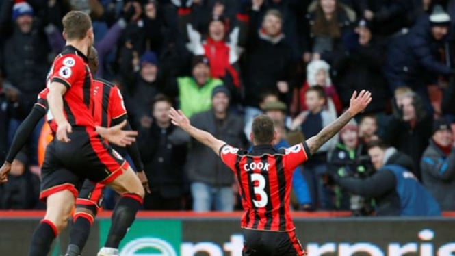 Bek Bournemouth, Steve Cook rayakan gol ke gawang Liverpool