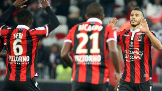 Pemain OGC Nice rayakan gol Younes Belhanda