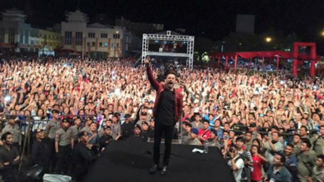 Shane Filan Westlife konser Natal di Manado