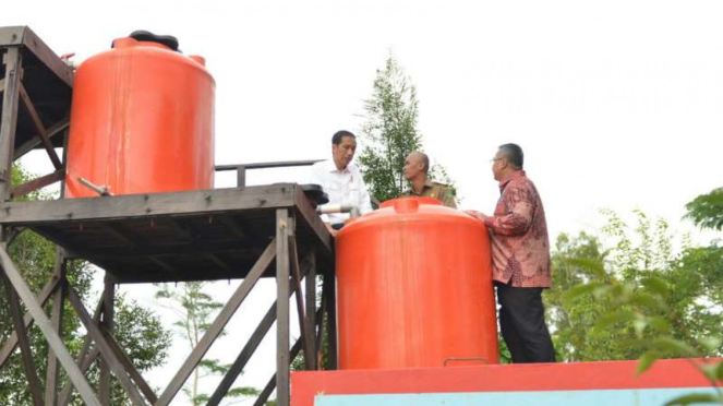 Jokowi melihat proyek penampungan air di Desa Tani Bahkti.