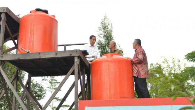Jokowi melihat proyek penampungan air di Desa Tani Bahkti.