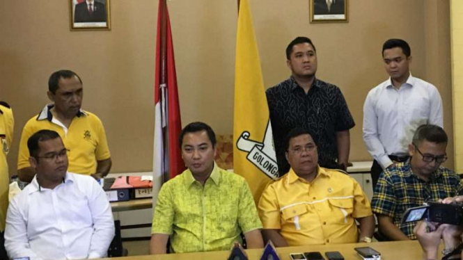 Ketua DPD Partai Golkar Fayakhun Andriadi (tengah) memberi penjelasan soal pemukulan dirinya setelah Aksi Kita Indonesia di Bundaran HI, Jakarta. (04/12/16)