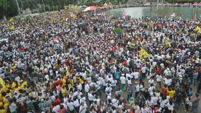 Massa aksi parade Aku Indonesia 412 di Bundaran HI