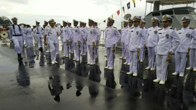 Lantamal VI Makassar Laksamana Pertama TNI Yusuf inspeksi pasukan HUT ke 71 Armada RI