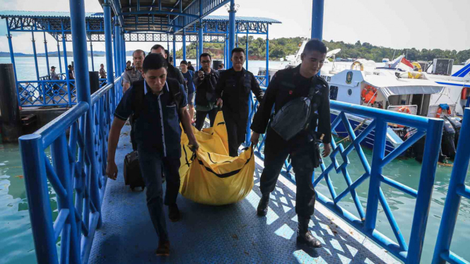 Tim pencari jatuhnya pesawat Polri di Kepulauan Riau mengangkat jenazah yang ditemukan