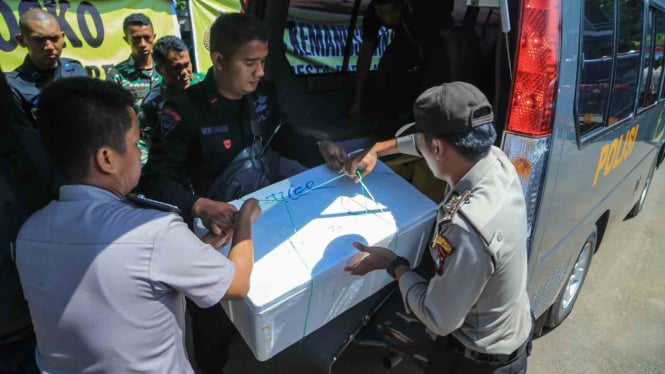 Tim pencari mengangkat serpihan Pesawat Polri M-28 yang ditemukan terjatuh di perairan Kepulauan Riau beberapa waktu lalu.