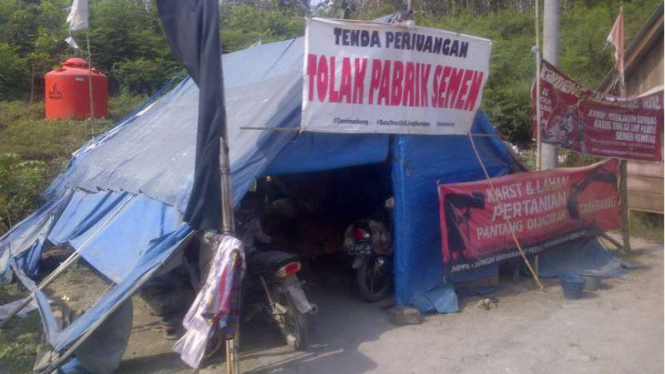Tenda perjuangan warga penolak pabrik semen di Rembang, Jawa Tengah