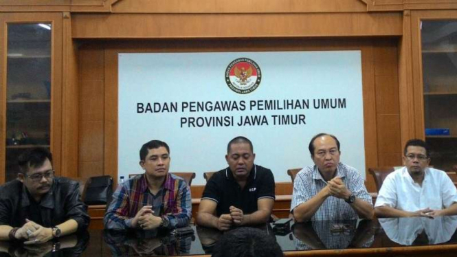 Tiga Komisioner Bawaslu Jatim dan kuasa hukumnya usai dinyatakan bebas oleh hakim Pengadilan Tipikor di kantor Bawaslu Jatim di Surabaya pada Senin, 5 Desember 2016.