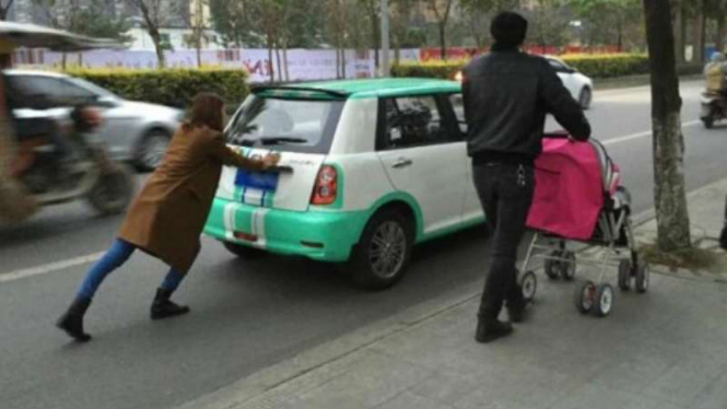 Pemandangan eksentrik istri dorong mobil.