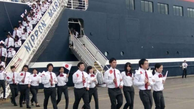 Pelajar Jepang dan Indonesia turun dari kapal Nippon Maru.