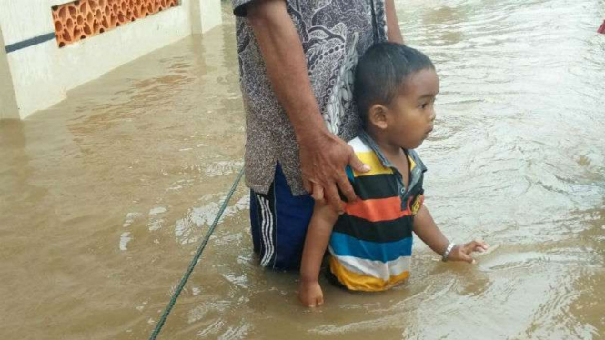 Banjir setinggi satu meter merendam Kecamatan Padarincang, Kabupaten Serang, Banten, pada Senin, 5 Desember 2016.