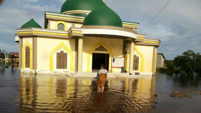 Kondisi bencana banjir di salah satu desa yang terdapat di Kabupaten Mempawah Kalimantan Barat, Senin (5/12/2016). Bencana banjir daerah ini berdampak pada lebih dari 25 ribu jiwa.